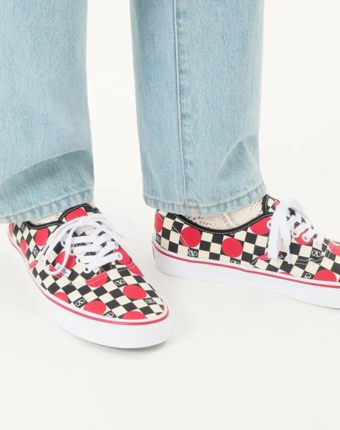 Adidași joși din țesătură Valentino Garavani și Vans cu imprimeu VLogo Checkerboard și detalii cu buline Adidași joși din țesătură Valentino Garavani și Vans cu imprimeu VLogo Checkerboard și detalii cu buline
