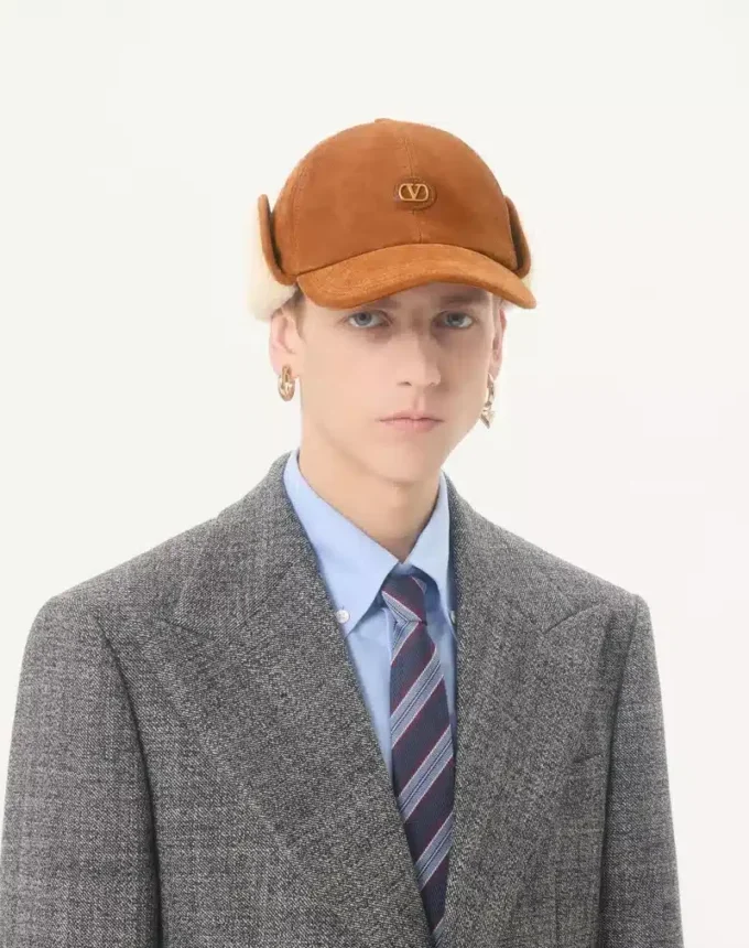 Șapcă de baseball Valentino Garavani Vlogo Signature din piele de căprioară și piele de oaie Șapcă de baseball Valentino Garavani Vlogo Signature din piele de căprioară și piele de oaie