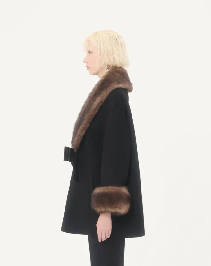 Caban compact drapat cu blană de oaie Caban compact drapat cu blană de oaie