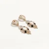 Cercei Pas Plus din metal, rășină, email și cristale Swarovski® Cercei Pas Plus din metal, rășină, email și cristale Swarovski®