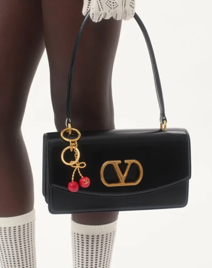 Chez Valentino Pandantiv pentru geantă din metal și email cu inel pentru chei Chez Valentino Pandantiv pentru geantă din metal și email cu inel pentru chei
