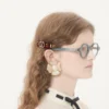 Clip pentru păr cu sigla Vlogo din rășină, metal și cristale Swarovski® Clip pentru păr cu sigla Vlogo din rășină, metal și cristale Swarovski®