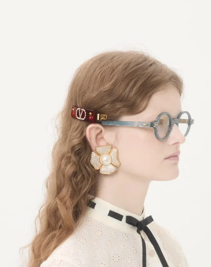Clip pentru păr cu sigla Vlogo din rășină, metal și cristale Swarovski® Clip pentru păr cu sigla Vlogo din rășină, metal și cristale Swarovski®
