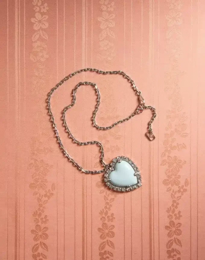 Colier Coeur Hyperbole din metal, rășină și cristale Swarovski® Colier Coeur Hyperbole din metal, rășină și cristale Swarovski®