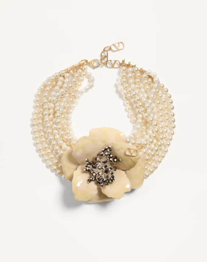 Colier Fleur Lumineuse din metal, email, perle și țesătură Colier Fleur Lumineuse din metal, email, perle și țesătură