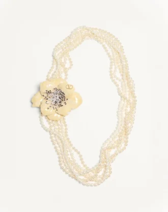 Colier Fleur Lumineuse din metal, email, perle și țesătură Colier Fleur Lumineuse din metal, email, perle și țesătură