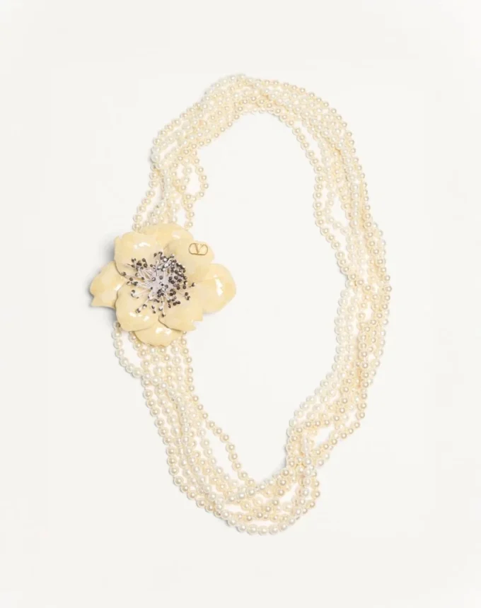 Colier Fleur Lumineuse din metal, email, perle și țesătură Colier Fleur Lumineuse din metal, email, perle și țesătură