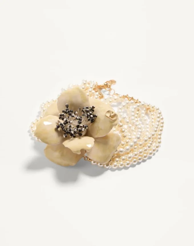 Colier Fleur Lumineuse din metal, email, perle și țesătură Colier Fleur Lumineuse din metal, email, perle și țesătură