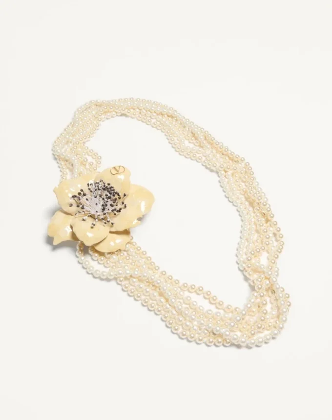 Colier Fleur Lumineuse din metal, email, perle și țesătură Colier Fleur Lumineuse din metal, email, perle și țesătură