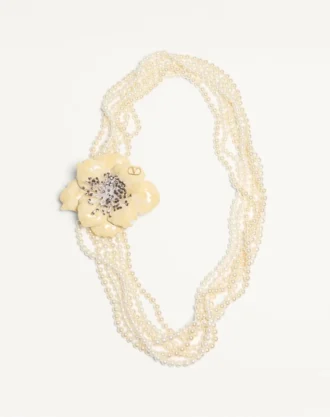 Colier Valentino Garavani Fleur Lumineuse din metal, email, perle și țesătură Colier Valentino Garavani Fleur Lumineuse din metal, email, perle și țesătură