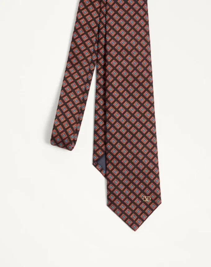 Cravată din bumbac jacquard Valentie cu model Chamber și detaliu VLogo Signature Cravată din bumbac jacquard Valentie cu model Chamber și detaliu VLogo Signature