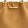 Geantă de cumpărături medie din piele de căprioară Valentino Garavani cu căptușeală din piele de oaie Geantă de cumpărături medie din piele de căprioară Valentino Garavani cu căptușeală din piele de oaie