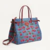 Geantă de cumpărături medie Valentino Garavani Antibes din denim cu broderie Cherryfic Geantă de cumpărături medie Valentino Garavani Antibes din denim cu broderie Cherryfic