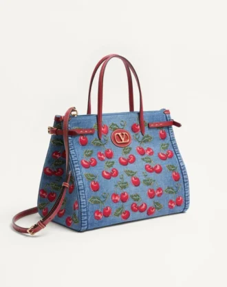 Geantă de cumpărături medie Valentino Garavani Antibes din denim cu broderie Cherryfic