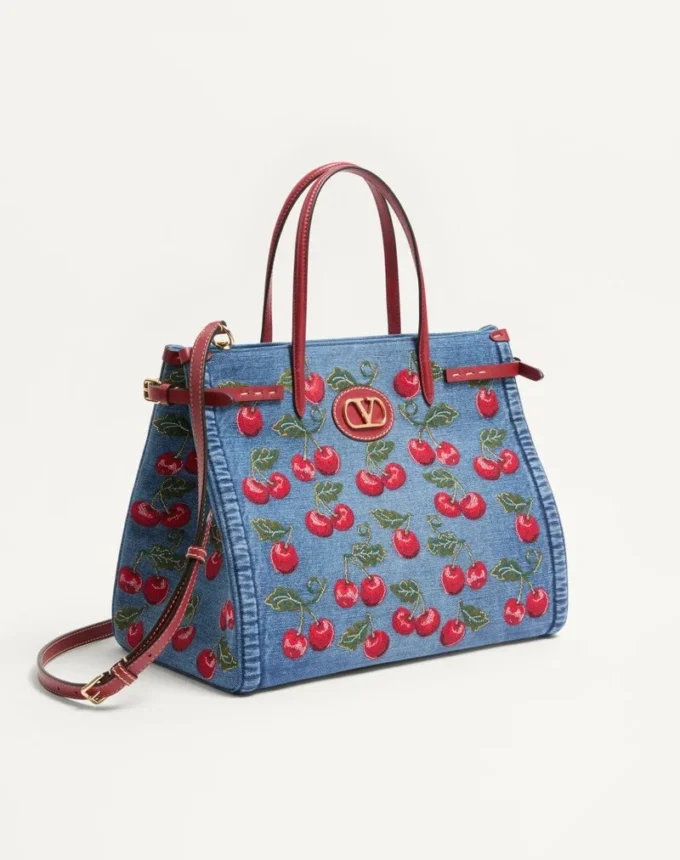 Geantă de cumpărături medie Valentino Garavani Antibes din denim cu broderie Cherryfic Geantă de cumpărături medie Valentino Garavani Antibes din denim cu broderie Cherryfic