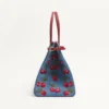 Geantă de cumpărături medie Valentino Garavani Antibes din denim cu broderie Cherryfic Geantă de cumpărături medie Valentino Garavani Antibes din denim cu broderie Cherryfic