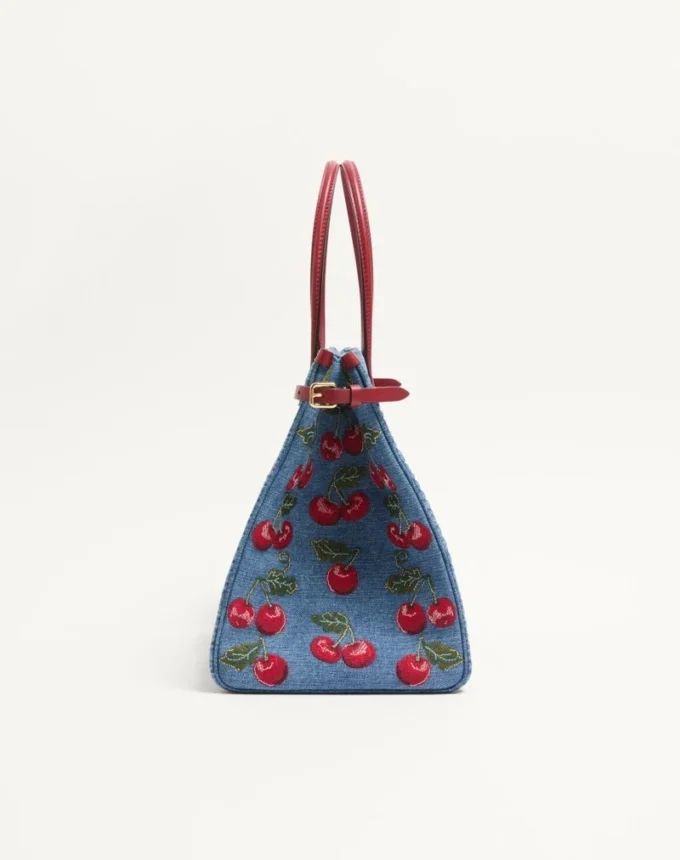 Geantă de cumpărături medie Valentino Garavani Antibes din denim cu broderie Cherryfic Geantă de cumpărături medie Valentino Garavani Antibes din denim cu broderie Cherryfic