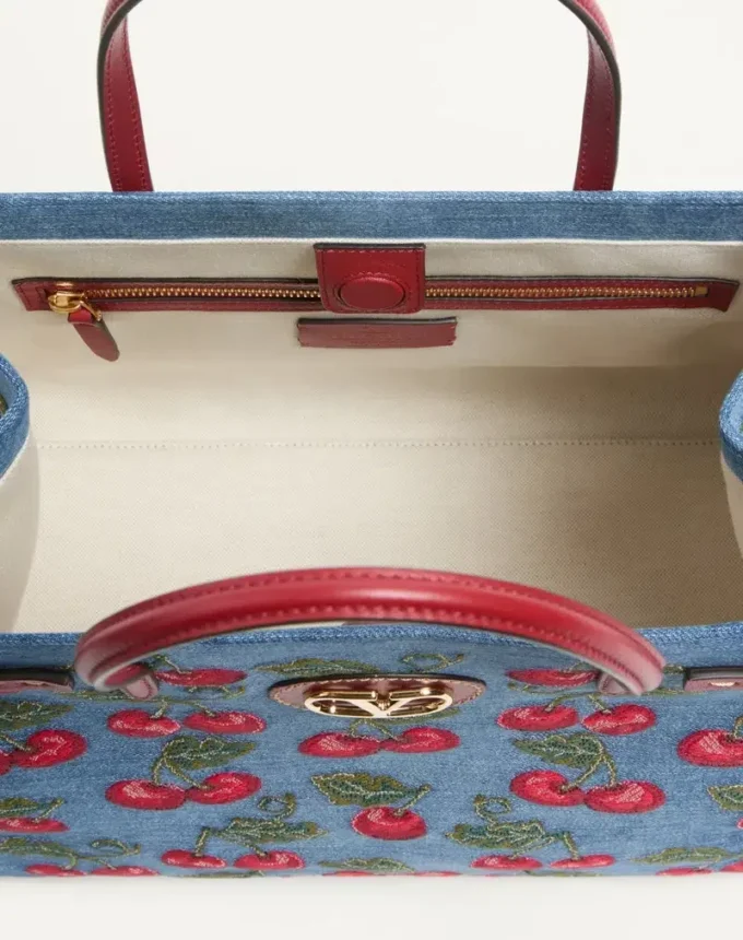Geantă de cumpărături medie Valentino Garavani Antibes din denim cu broderie Cherryfic Geantă de cumpărături medie Valentino Garavani Antibes din denim cu broderie Cherryfic