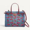 Geantă de cumpărături medie Valentino Garavani Antibes din denim cu broderie Cherryfic Geantă de cumpărături medie Valentino Garavani Antibes din denim cu broderie Cherryfic