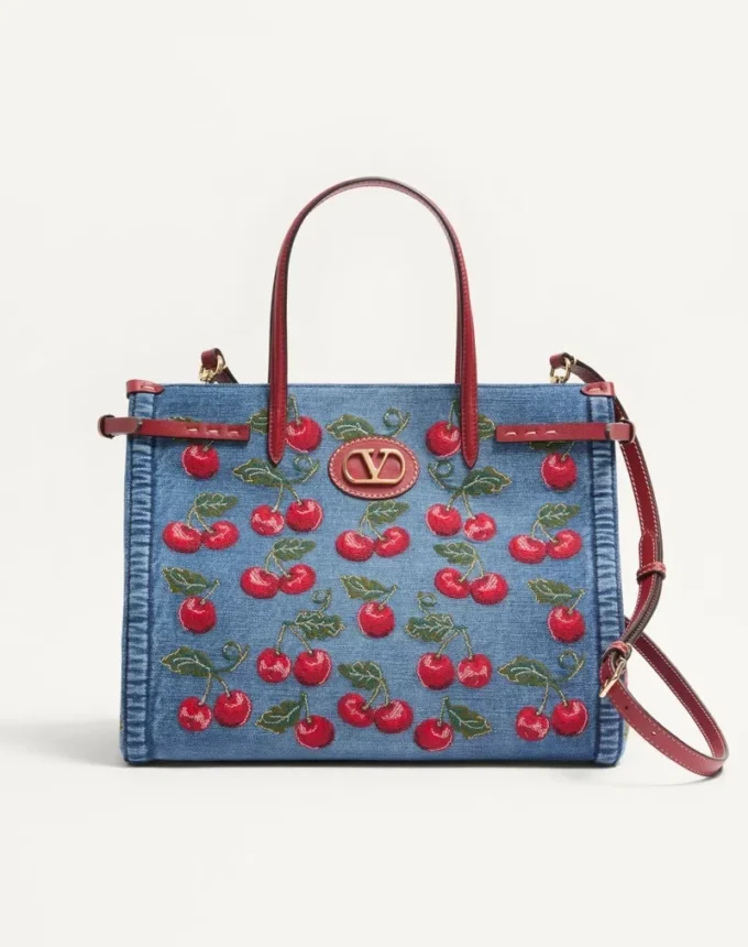 Geantă de cumpărături medie Valentino Garavani Antibes din denim cu broderie Cherryfic Geantă de cumpărături medie Valentino Garavani Antibes din denim cu broderie Cherryfic