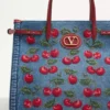 Geantă de cumpărături medie Valentino Garavani Antibes din denim cu broderie Cherryfic Geantă de cumpărături medie Valentino Garavani Antibes din denim cu broderie Cherryfic