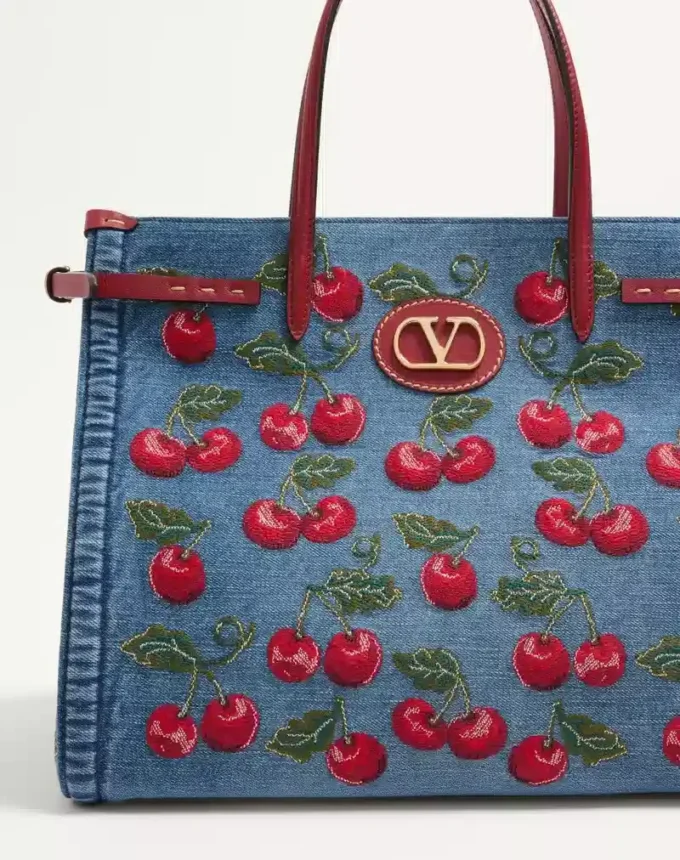 Geantă de cumpărături medie Valentino Garavani Antibes din denim cu broderie Cherryfic Geantă de cumpărături medie Valentino Garavani Antibes din denim cu broderie Cherryfic