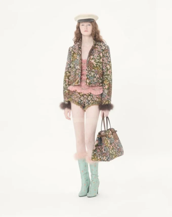 Geantă de cumpărături medie Valentino Garavani Antibes din țesătură jacquard Apres L’Hiver Geantă de cumpărături medie Valentino Garavani Antibes din țesătură jacquard Apres L’Hiver