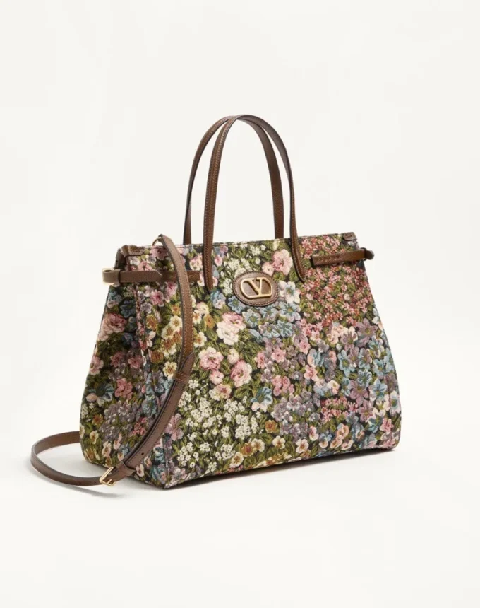 Geantă de cumpărături medie Valentino Garavani Antibes din țesătură jacquard Apres L’Hiver Geantă de cumpărături medie Valentino Garavani Antibes din țesătură jacquard Apres L’Hiver