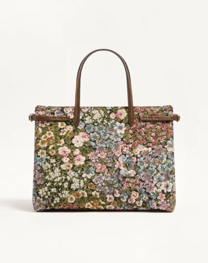 Geantă de cumpărături medie Valentino Garavani Antibes din țesătură jacquard Apres L’Hiver Geantă de cumpărături medie Valentino Garavani Antibes din țesătură jacquard Apres L’Hiver