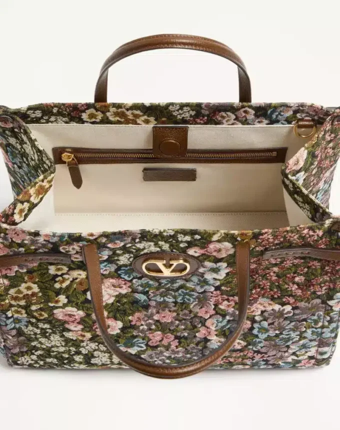 Geantă de cumpărături medie Valentino Garavani Antibes din țesătură jacquard Apres L’Hiver Geantă de cumpărături medie Valentino Garavani Antibes din țesătură jacquard Apres L’Hiver