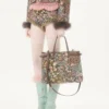 Geantă de cumpărături medie Valentino Garavani Antibes din țesătură jacquard Apres L’Hiver Geantă de cumpărături medie Valentino Garavani Antibes din țesătură jacquard Apres L’Hiver