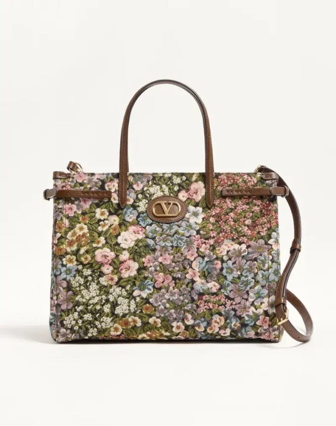 Geantă de cumpărături medie Valentino Garavani Antibes din țesătură jacquard Apres L’Hiver Geantă de cumpărături medie Valentino Garavani Antibes din țesătură jacquard Apres L’Hiver