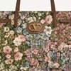 Geantă de cumpărături medie Valentino Garavani Antibes din țesătură jacquard Apres L’Hiver Geantă de cumpărături medie Valentino Garavani Antibes din țesătură jacquard Apres L’Hiver
