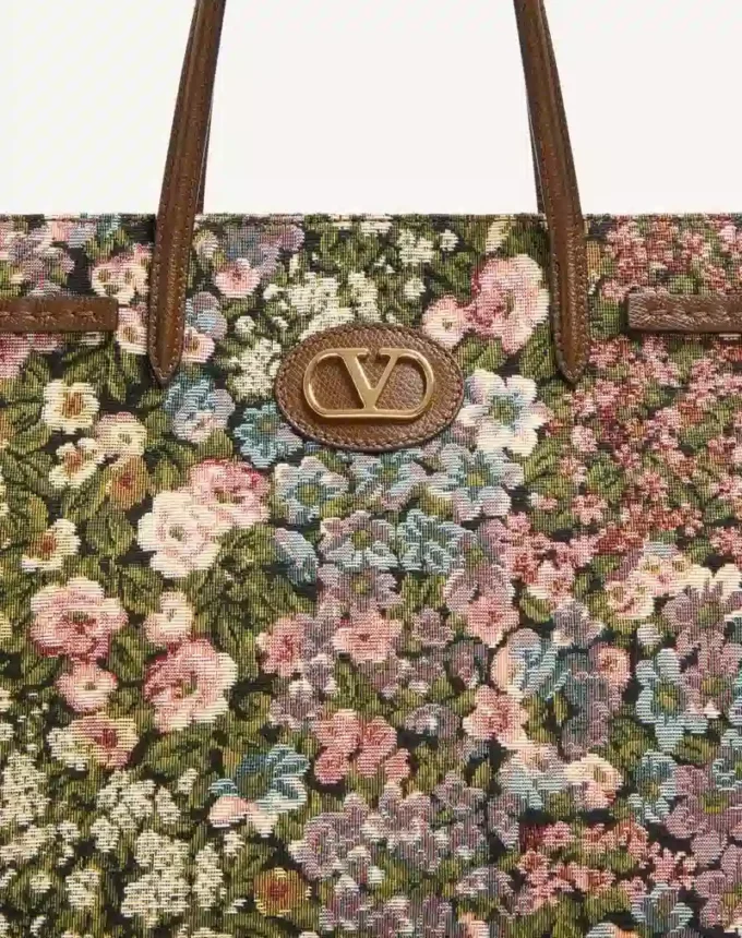 Geantă de cumpărături medie Valentino Garavani Antibes din țesătură jacquard Apres L’Hiver Geantă de cumpărături medie Valentino Garavani Antibes din țesătură jacquard Apres L’Hiver