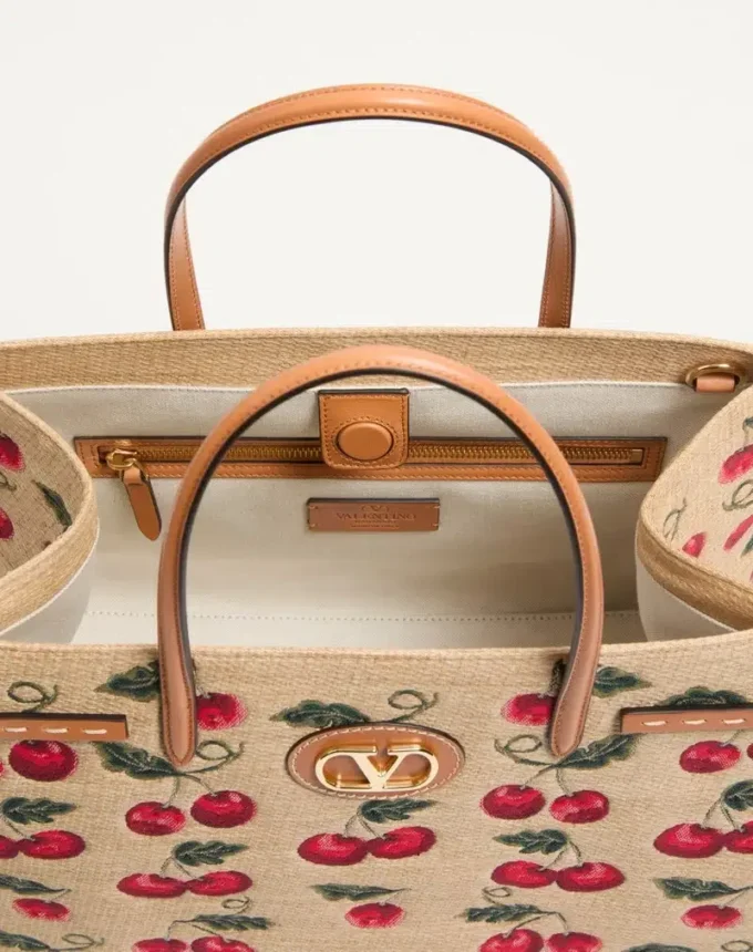 Geantă de cumpărături medie Valentino Garavani Antibes din rafie jacquard cu motiv Cherryfic Geantă de cumpărături medie Valentino Garavani Antibes din rafie jacquard cu motiv Cherryfic