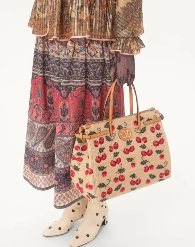 Geantă de cumpărături medie Valentino Garavani Antibes din rafie jacquard cu motiv Cherryfic Geantă de cumpărături medie Valentino Garavani Antibes din rafie jacquard cu motiv Cherryfic
