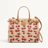 Geantă de cumpărături medie Valentino Garavani Antibes din rafie jacquard cu motiv Cherryfic Geantă de cumpărături medie Valentino Garavani Antibes din rafie jacquard cu motiv Cherryfic