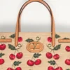 Geantă de cumpărături medie Valentino Garavani Antibes din rafie jacquard cu motiv Cherryfic Geantă de cumpărături medie Valentino Garavani Antibes din rafie jacquard cu motiv Cherryfic
