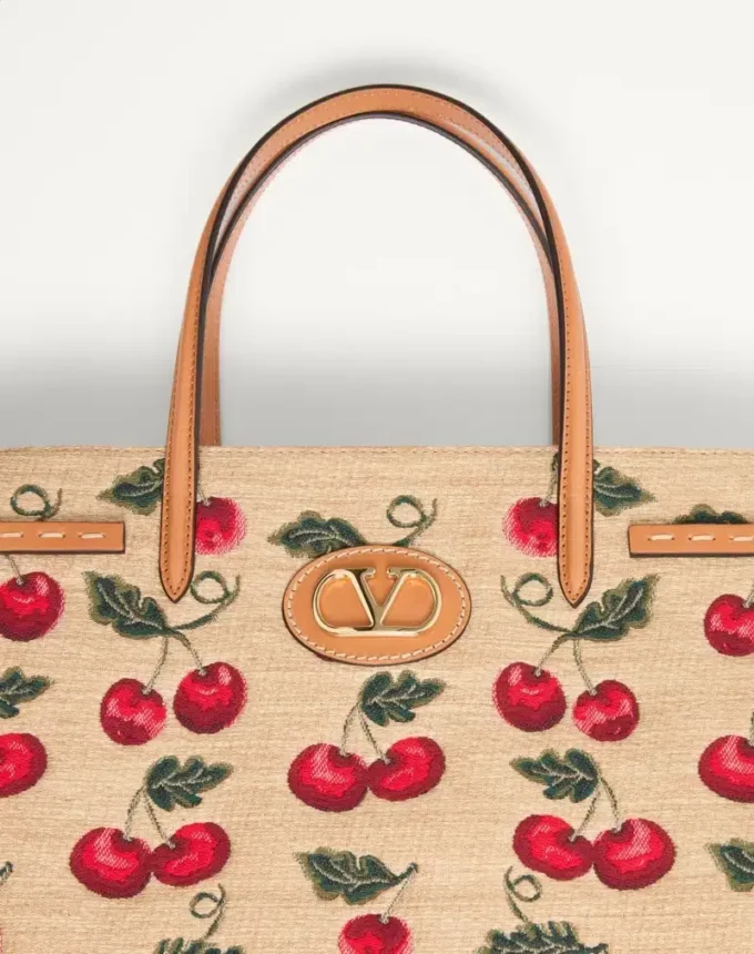 Geantă de cumpărături medie Valentino Garavani Antibes din rafie jacquard cu motiv Cherryfic Geantă de cumpărături medie Valentino Garavani Antibes din rafie jacquard cu motiv Cherryfic