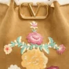 Geantă de cumpărături medie Valentino Garavani din piele de căprioară brodată, cu căptușeală din piele de oaie Geantă de cumpărături medie Valentino Garavani din piele de căprioară brodată, cu căptușeală din piele de oaie