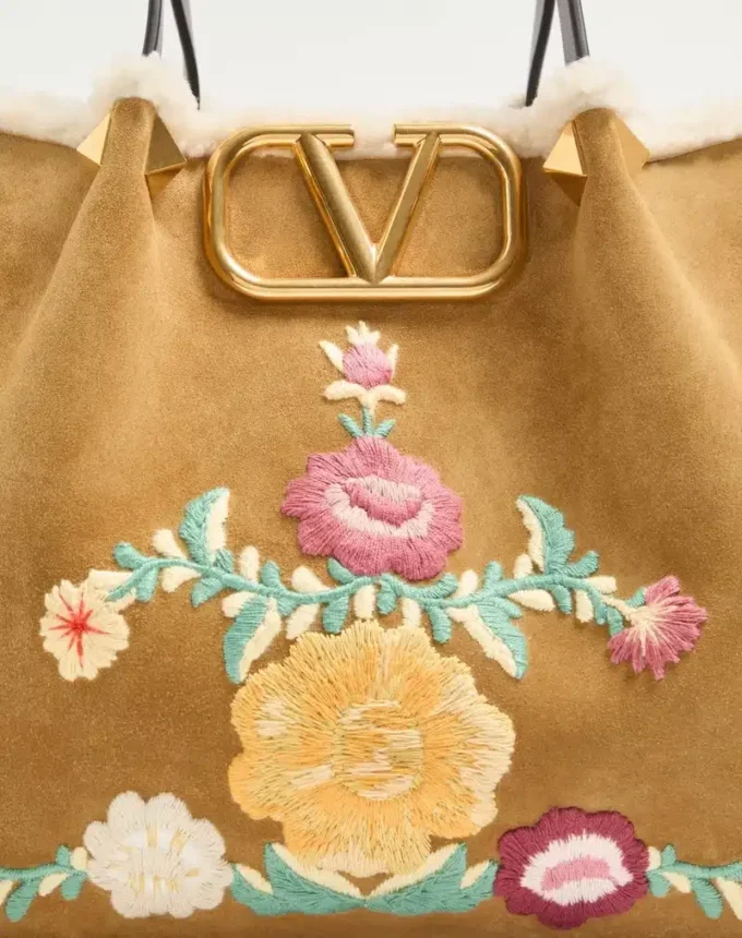 Geantă de cumpărături medie Valentino Garavani din piele de căprioară brodată, cu căptușeală din piele de oaie Geantă de cumpărături medie Valentino Garavani din piele de căprioară brodată, cu căptușeală din piele de oaie