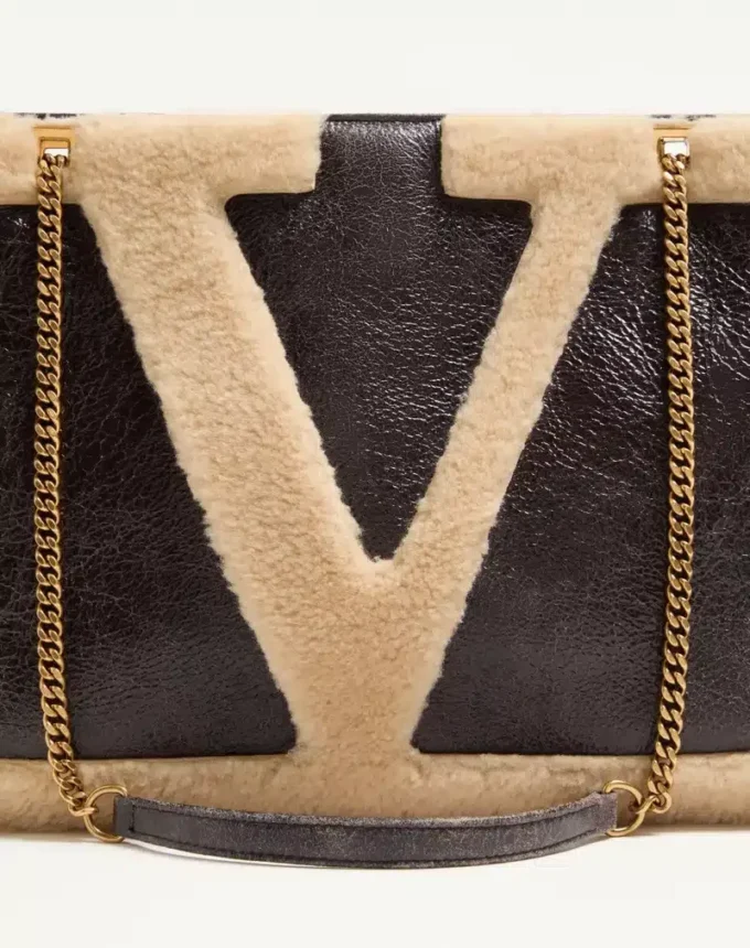 Geantă de cumpărături medie Valentino Garavani Viva Superstar din piele de oaie. Geantă de cumpărături medie Valentino Garavani Viva Superstar din piele de oaie.