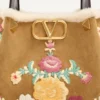 Geantă de cumpărături mică Valentino Garavani din piele de căprioară brodată, cu căptușeală din piele de oaie