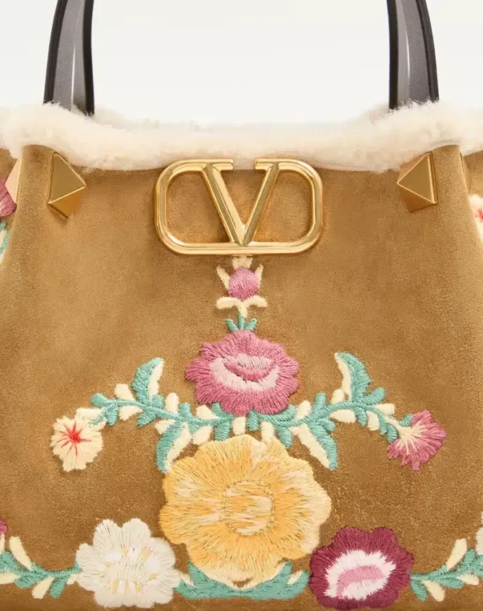 Geantă de cumpărături mică Valentino Garavani din piele de căprioară brodată, cu căptușeală din piele de oaie