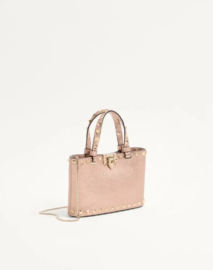 Geantă de cumpărături Rockstud Mini din piele de vițel laminată cu textură granulată Geantă de cumpărături Rockstud Mini din piele de vițel laminată cu textură granulată