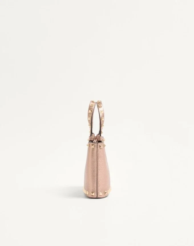 Geantă de cumpărături Rockstud Mini din piele de vițel laminată cu textură granulată Geantă de cumpărături Rockstud Mini din piele de vițel laminată cu textură granulată
