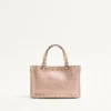 Geantă de cumpărături Rockstud Mini din piele de vițel laminată cu textură granulată Geantă de cumpărături Rockstud Mini din piele de vițel laminată cu textură granulată