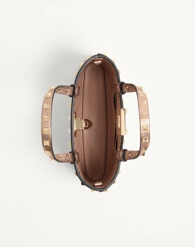 Geantă de cumpărături Rockstud Mini din piele de vițel laminată cu textură granulată Geantă de cumpărături Rockstud Mini din piele de vițel laminată cu textură granulată