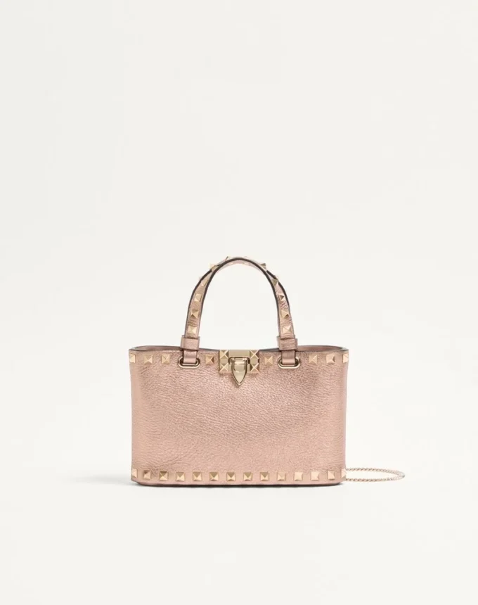 Geantă de cumpărături Rockstud Mini din piele de vițel laminată cu textură granulată Geantă de cumpărături Rockstud Mini din piele de vițel laminată cu textură granulată