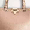 Geantă de cumpărături Rockstud Mini din piele de vițel laminată cu textură granulată Geantă de cumpărături Rockstud Mini din piele de vițel laminată cu textură granulată